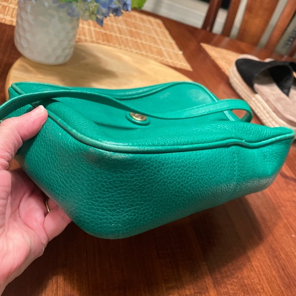 Liz Claiborne Crossbody or shoulder purse Adds a Great pop of green. Gold metal. - Picture 8 of 17